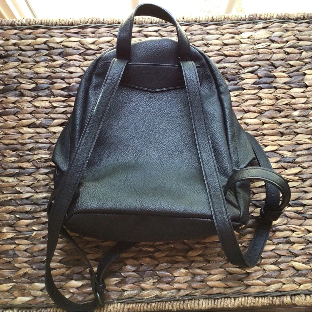 Universal Thread Backpack - Picture 2 of 5